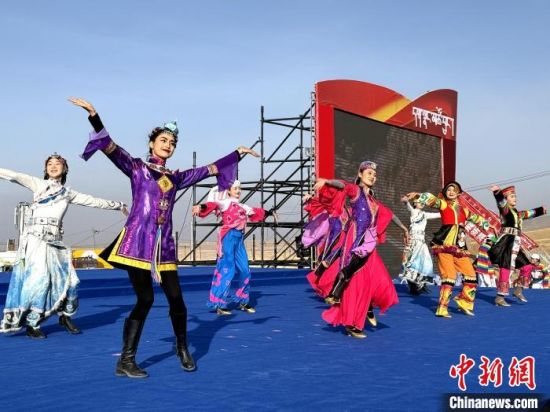 图为当地民众着民族服饰载歌载舞。李隽 摄 图为当地民众着民族服饰载歌载舞。李隽 摄
