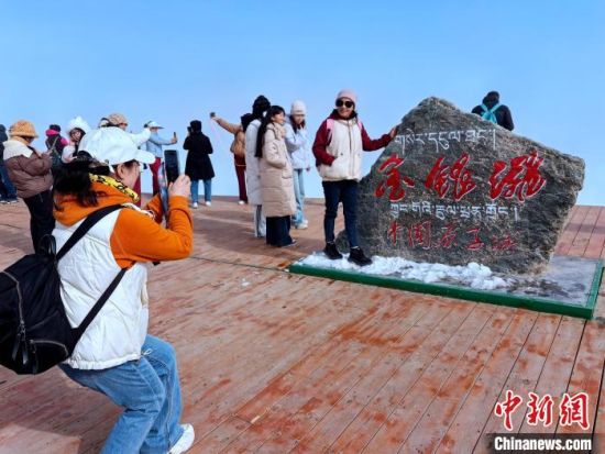 图为游客在同宝山顶拍照留念。李隽 摄 图为游客在同宝山顶拍照留念。李隽 摄