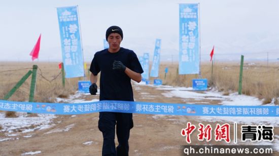 图为参赛者正在向终点冲刺。海晏县委宣传部供图 图为参赛者正在向终点冲刺。海晏县委宣传部供图