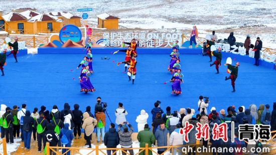 图为比赛前的暖场活动。海晏县委宣传部供 图为比赛前的暖场活动。海晏县委宣传部供