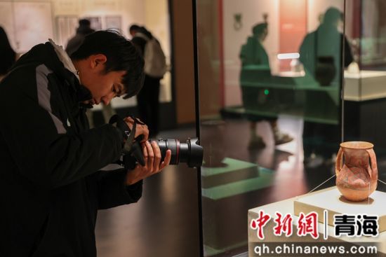图为本次研学团的学员在西宁市博物馆参观并拍照。薛蒂 摄 图为本次研学团的学员在西宁市博物馆参观并拍照。薛蒂 摄