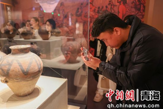 图为本次研学团的学员在西宁市博物馆参观并拍照。薛蒂 摄 图为本次研学团的学员在西宁市博物馆参观并拍照。薛蒂 摄
