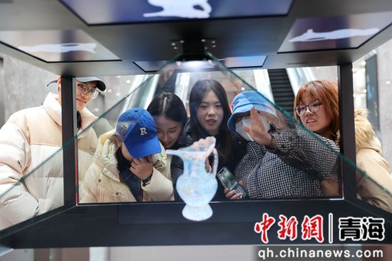 图为本次研学团的学员在西宁市博物馆参观。薛蒂 摄 图为本次研学团的学员在西宁市博物馆参观。薛蒂 摄