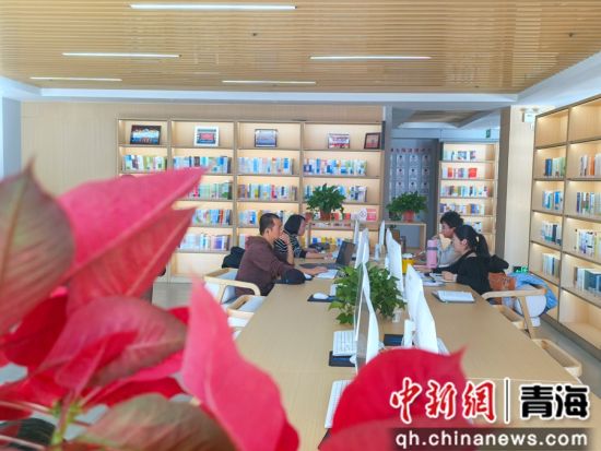 图为市民在西宁市城东区图书馆电子阅览。李隽 摄 图为市民在西宁市城东区图书馆电子阅览。李隽 摄