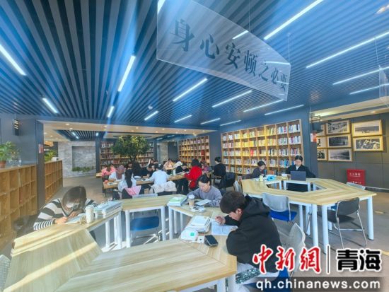 图为图书馆里阅读的市民。李隽 摄 图为图书馆里阅读的市民。李隽 摄