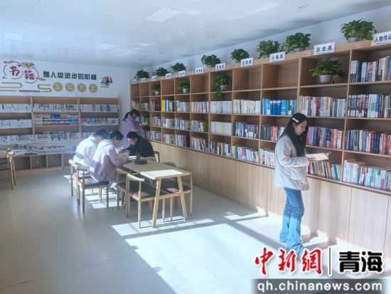 图为城东区拥军巷图书借阅室。李隽 摄 图为城东区拥军巷图书借阅室。李隽 摄
