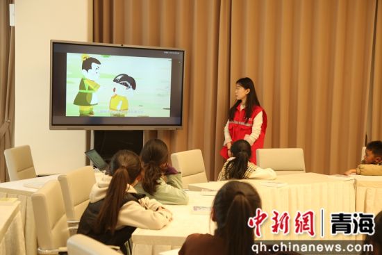 图为在国网果洛供电公司“岗坚梅朵守护团”第三课堂上,电力志愿者杨帆正在讲述爱国小故事。雒文清摄 图为在国网果洛供电公司“岗坚梅朵守护团”第三课堂上,电力志愿者杨帆正在讲述爱国小故事。雒文清摄