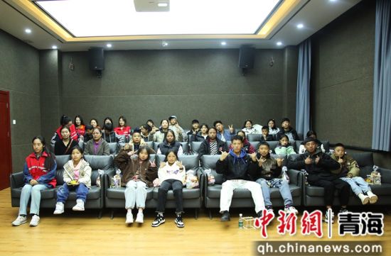 图为在国网果洛供电公司“岗坚梅朵守护团”第三课堂,小朋友们正在开心的看电影。孙启锐 摄 图为在国网果洛供电公司“岗坚梅朵守护团”第三课堂,小朋友们正在开心的看电影。孙启锐 摄