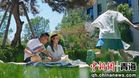 图四为居民在万科城・时代都会小区内休憩。西宁万科 供图 图四为居民在万科城・时代都会小区内休憩。西宁万科 供图