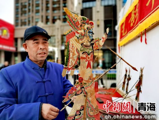 图为大通艺人展示皮影戏。张添福 摄 图为大通艺人展示皮影戏。张添福 摄