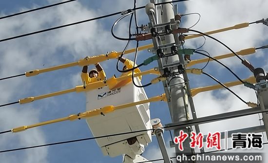 图为国网果洛供电公司带电作业班人员在玛多县开展带电更换刀闸工作。韩俊垚摄 图为国网果洛供电公司带电作业班人员在玛多县开展带电更换刀闸工作。韩俊垚摄