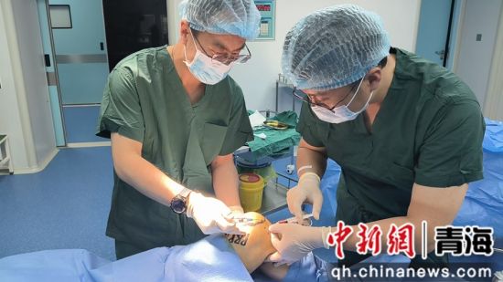 图为手术室中膝关节腔注射自体prp。兴海县委宣传部供图 图为手术室中膝关节腔注射自体prp。兴海县委宣传部供图