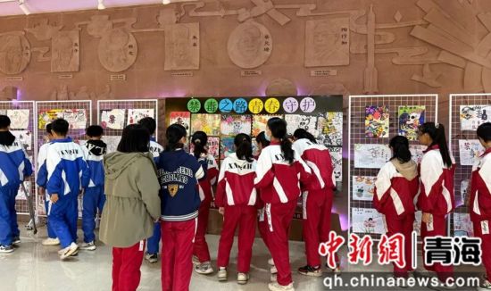 图为学生们参观禁毒主题作品。西宁市禁毒办供图 图为学生们参观禁毒主题作品。西宁市禁毒办供图