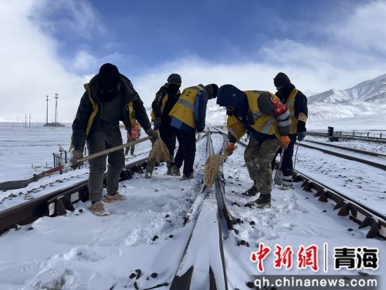 图为格尔木工务段工作人员进行积雪清扫工作。曹智义 摄 图为格尔木工务段工作人员进行积雪清扫工作。曹智义 摄
