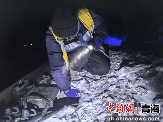 图为格尔木工务段工作人员进行积雪清扫工作。曹智义 摄 图为格尔木工务段工作人员进行积雪清扫工作。曹智义 摄