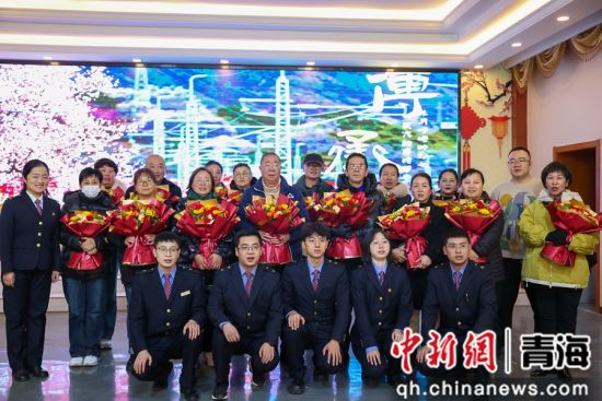图为新老职工合影留念。薛蒂 摄 图为新老职工合影留念。薛蒂 摄