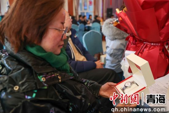 图为西宁客运段工会为老职工准备的纪念品。薛蒂 摄 图为西宁客运段工会为老职工准备的纪念品。薛蒂 摄