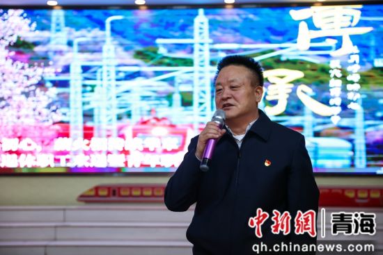图为西宁客运段党委书记赵海林为老职工送上祝福。薛蒂 摄 图为西宁客运段党委书记赵海林为老职工送上祝福。薛蒂 摄