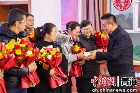 图为西宁客运段党委书记赵海林为老职工送上纪念品。薛蒂 摄 图为西宁客运段党委书记赵海林为老职工送上纪念品。薛蒂 摄