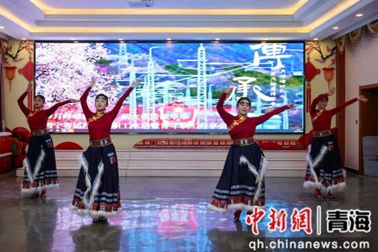 图为青年职工为老职工送上精彩文艺表演。薛蒂 摄 图为青年职工为老职工送上精彩文艺表演。薛蒂 摄