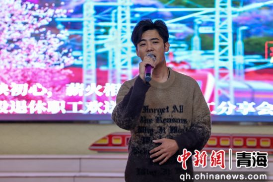 图为青年职工为老职工送上歌曲。 薛蒂 摄 图为青年职工为老职工送上歌曲。 薛蒂 摄