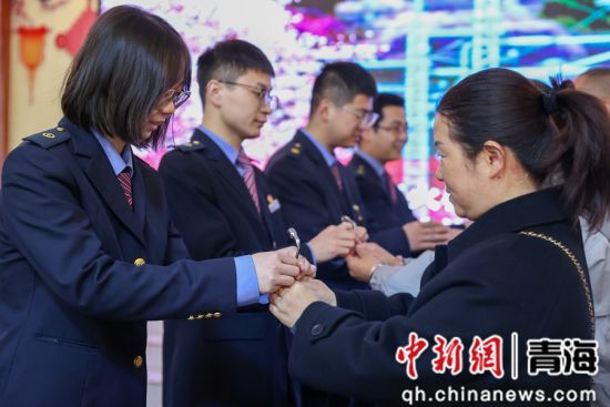 图为老职工将火车车门钥匙传递给青年职工。薛蒂 摄 图为老职工将火车车门钥匙传递给青年职工。薛蒂 摄