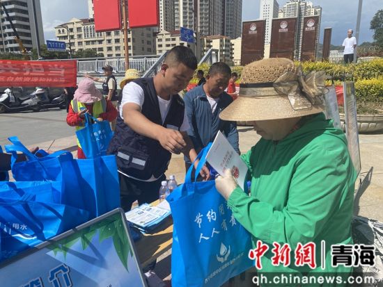 资料图为城中区河湖长制办公室工作人员向市民开展宣传。 西宁市城中区河湖长制办公室供图 资料图为城中区河湖长制办公室工作人员向市民开展宣传。 西宁市城中区河湖长制办公室供图