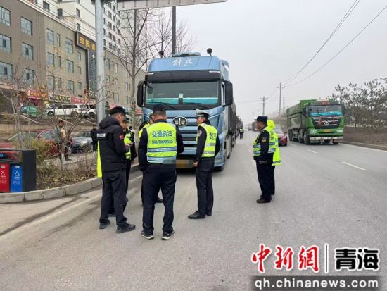 图为湟中交通执法部门查获2台“百吨王”。赵伟宁供图 图为湟中交通执法部门查获2台“百吨王”。赵伟宁供图
