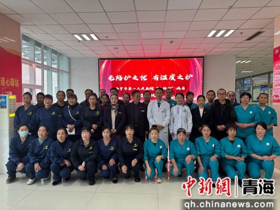 图为全体人员合影。 孙睿 摄 图为全体人员合影。 孙睿 摄