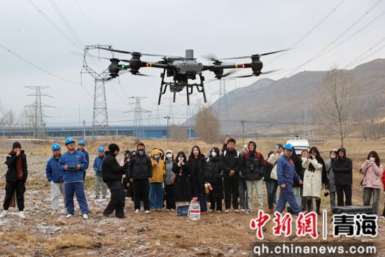 图为学员们围观运载无人机在电力巡检方面的工作。薛蒂 摄 图为学员们围观运载无人机在电力巡检方面的工作。薛蒂 摄