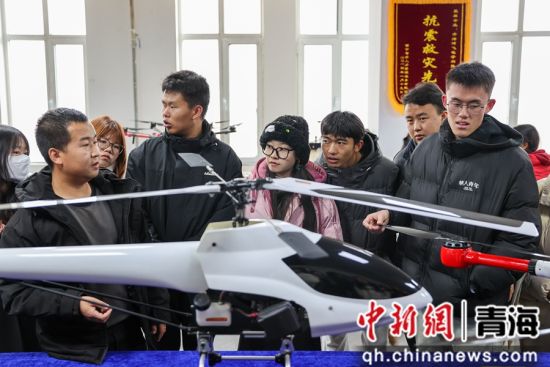 图为学员们参观青海炫飞电子科技有限公司展出的无人机。薛蒂 摄 图为学员们参观青海炫飞电子科技有限公司展出的无人机。薛蒂 摄
