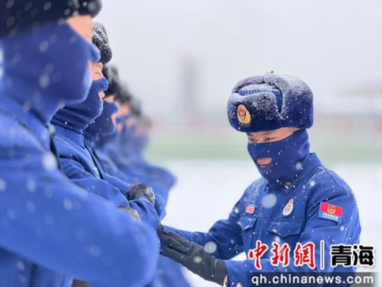 图为加华多杰指导消防救援人员在冬日训练。青海省消防救援总队供图 图为加华多杰指导消防救援人员在冬日训练。青海省消防救援总队供图