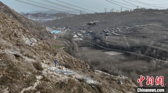 图为国网西宁供电公司工作人员在35千伏前营变电站增容扩建现场使用无人机运输塔材。刘玉斌 摄 图为国网西宁供电公司工作人员在35千伏前营变电站增容扩建现场使用无人机运输塔材。刘玉斌 摄
