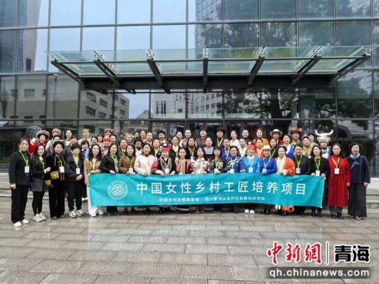 图为乡村工匠(名师)们合影。 侯磊 供图 图为乡村工匠(名师)们合影。 侯磊 供图