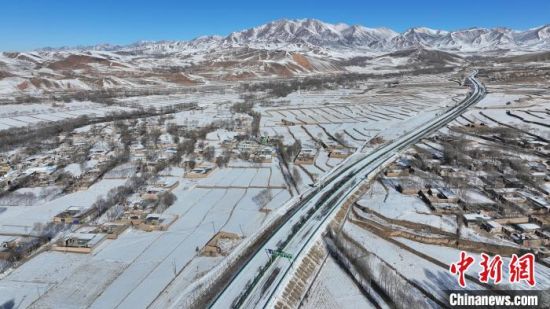 图为通车前夕的一高速公路。李玉峰 供图 图为通车前夕的一高速公路。李玉峰 供图