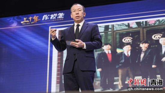 图为天佑德集团董事长李银会分享个人历程。 天佑德 供图 图为天佑德集团董事长李银会分享个人历程。 天佑德 供图