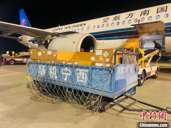 图为冰鲜虹鳟鱼正在装载上飞机。郭成斌 摄 图为冰鲜虹鳟鱼正在装载上飞机。郭成斌 摄