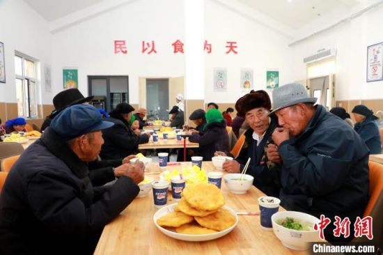 图为老人们在金田新村幸福食堂吃饭。石延寿 摄 图为老人们在金田新村幸福食堂吃饭。石延寿 摄