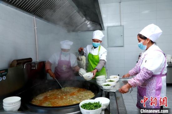 图为金田村幸福食堂饭菜出锅。石延寿 摄 图为金田村幸福食堂饭菜出锅。石延寿 摄