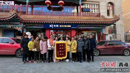 图为醉青稞牦牛火锅邀请残疾人士就餐。赵妍供图 图为醉青稞牦牛火锅邀请残疾人士就餐。赵妍供图