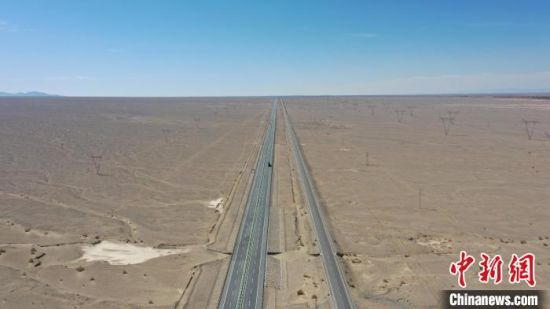 图为青藏公路。赵凛松 摄 图为青藏公路。赵凛松 摄