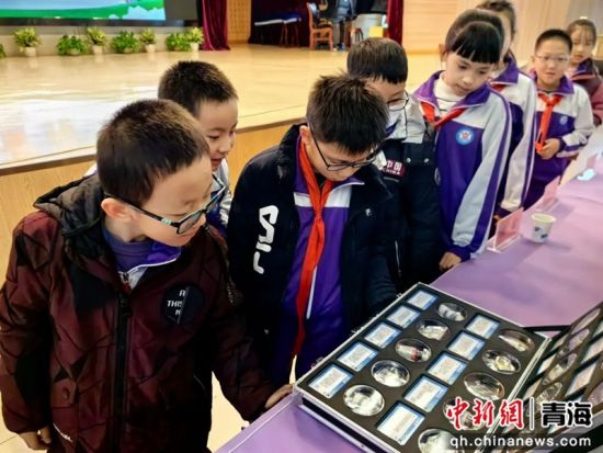 图为学生参观毒品模型展示区。西宁市禁毒办供图 图为学生参观毒品模型展示区。西宁市禁毒办供图