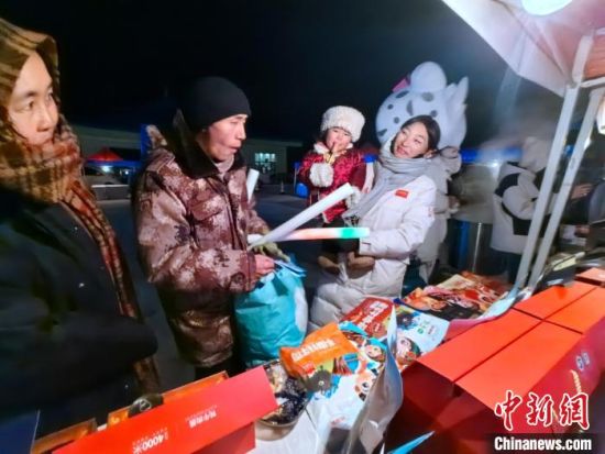 图为民众一家品尝当地美食。李隽 摄 图为民众一家品尝当地美食。李隽 摄