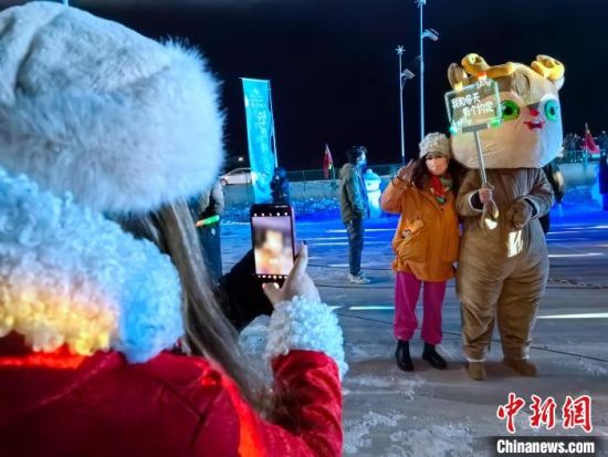 图为民众与活动现场玩偶合影留念。李隽 摄 图为民众与活动现场玩偶合影留念。李隽 摄