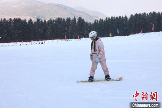 图为民众练习滑雪。张添福 摄 图为民众练习滑雪。张添福 摄