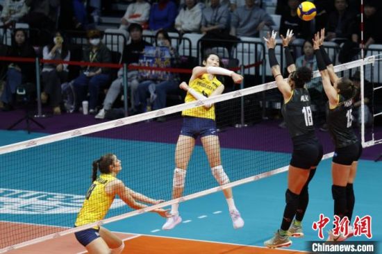 图为朱婷(左二)在比赛中扣球。肖健 摄