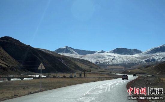 ͼϊ����������ʻ���������������������ĵ�·�ϡ� ��ѩ�� �� ͼϊ����������ʻ���������������������ĵ�·�ϡ� ��ѩ�� ��