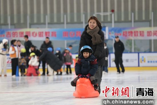 图为家长和孩子正在参加“冰上接力”项目比赛。张忠苹摄