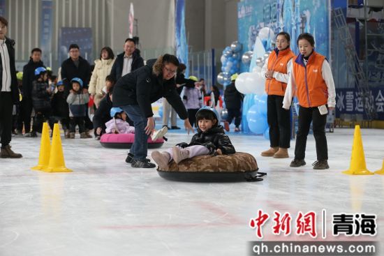 图片家长和孩子正在参加“冰上保龄球”项目比赛。张忠苹摄